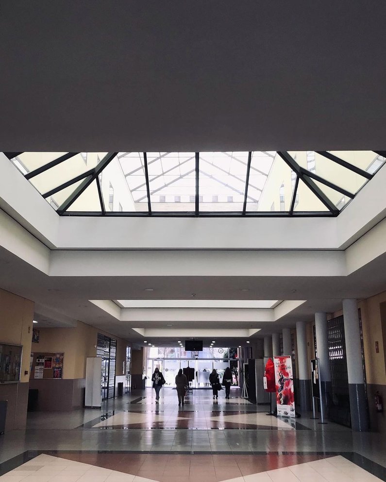 eine lichtdurchflutete Halle auf dem Campus der Universität