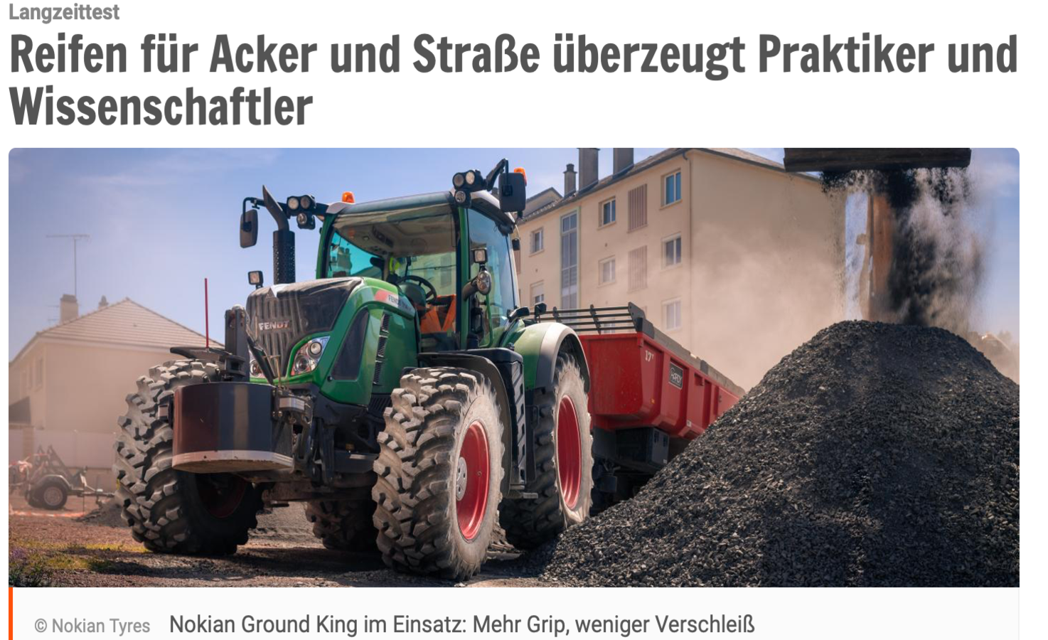 Das Bild zeigt einen Trecker mit rotem Anhänger und einem qualmenden Teerberg daneben.