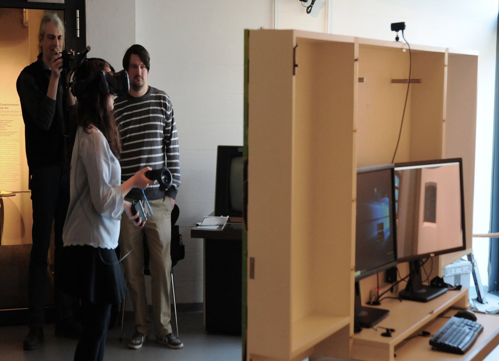 Den ersten interessierten Gästen führte Jasmin Meziou die Funktion der Butterfly-Station vor. Foto: Meise