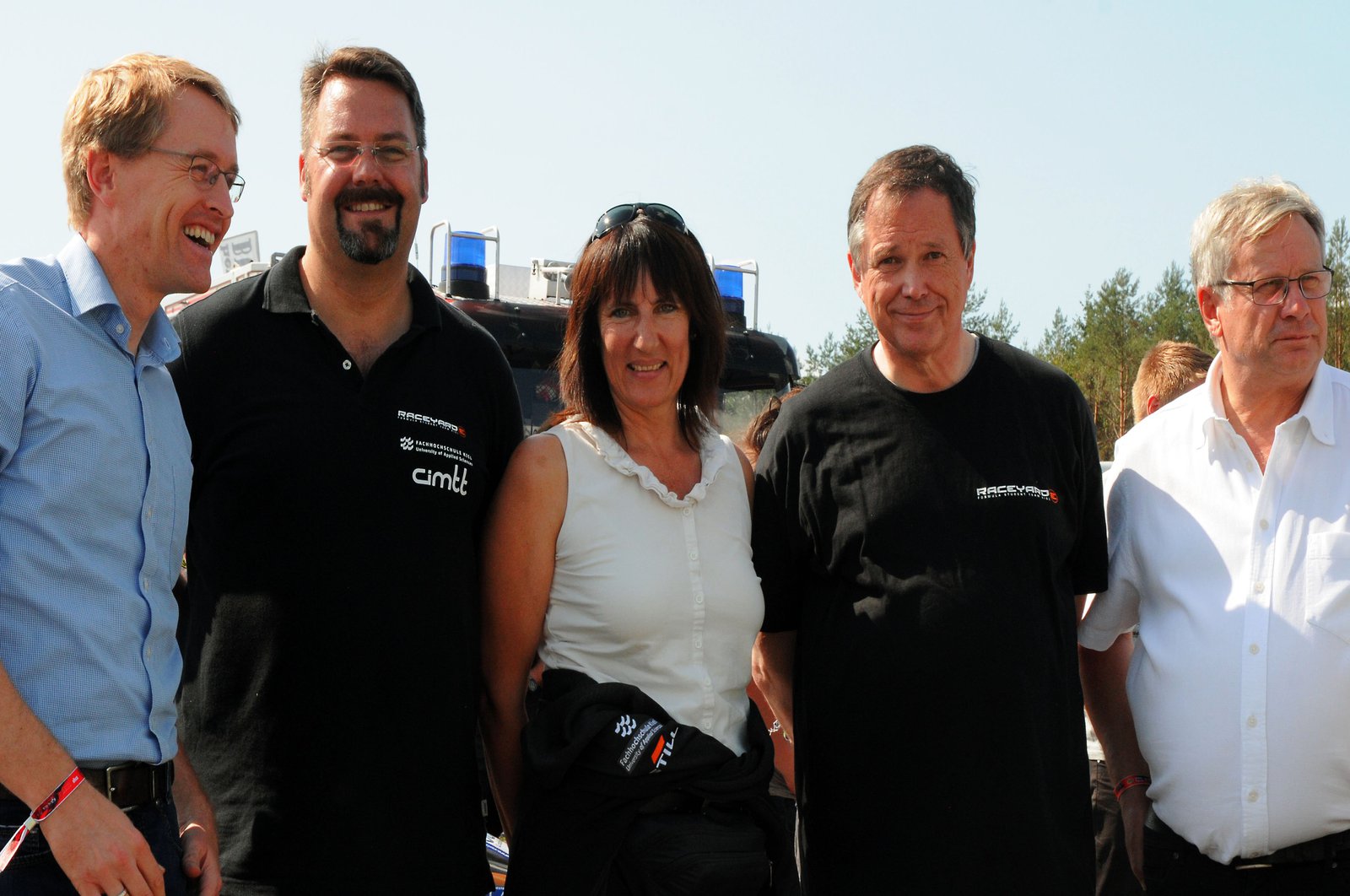 Daniel Günther und zwei weitere Männer, sowie zwei Frauen posieren für die Kamera.