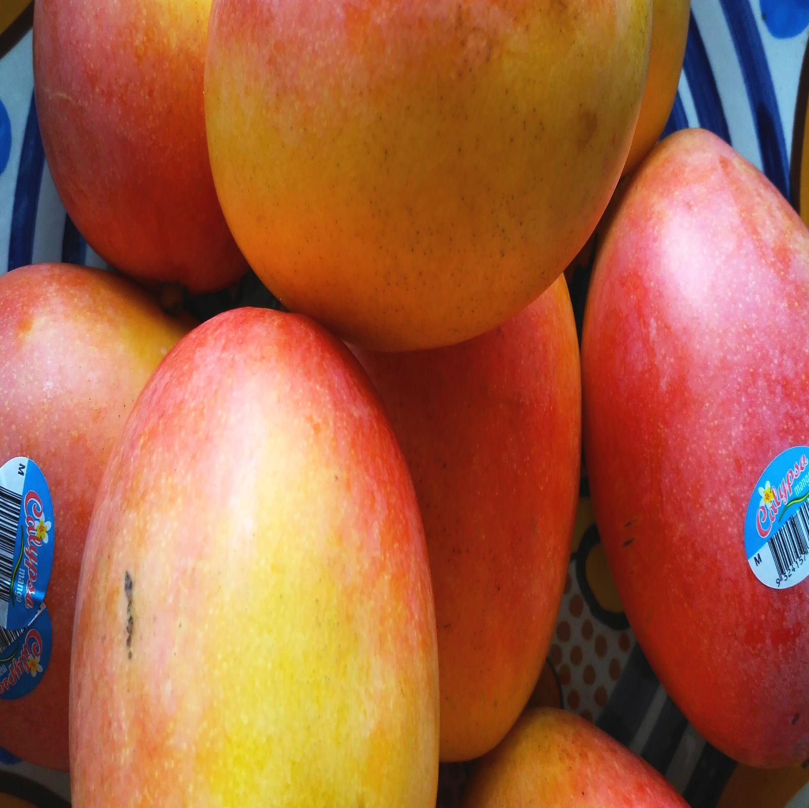 Eine Schale mit Mangos.