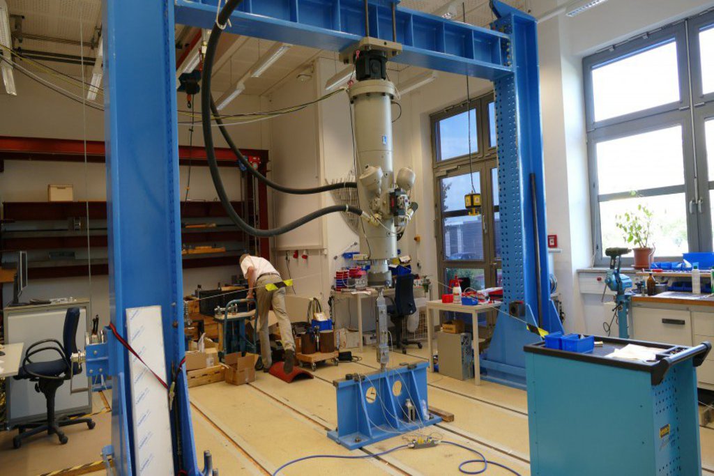 Ein Mann werkelt in einem Maschinenraum.