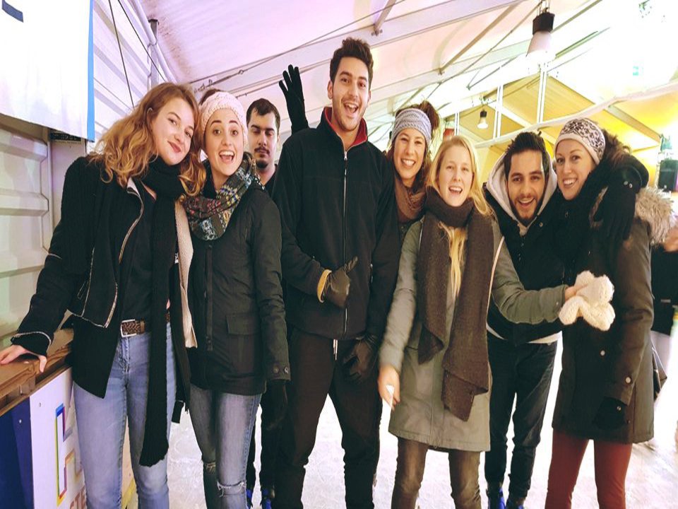 Eine Gruppe posiert auf Schlittschuhen für die Kamera.