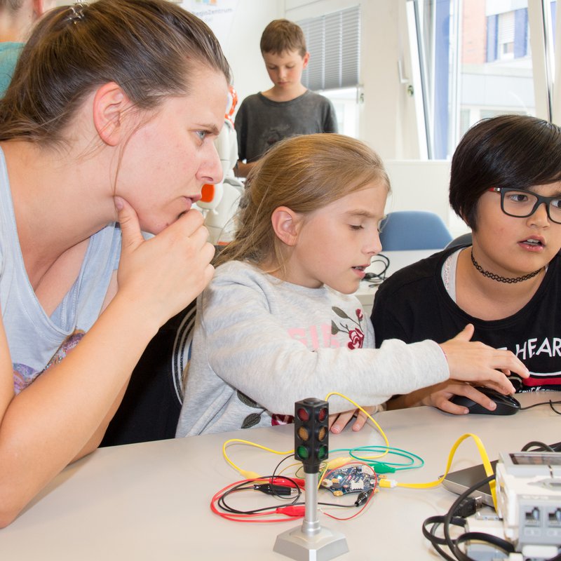 Ann-Kristin ist Studentin an der FH Kiel und unterstützt Elina und Josie beim Programmieren (v.l.n.r).