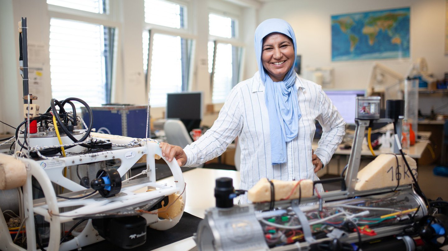 eine Frau in einem Labor