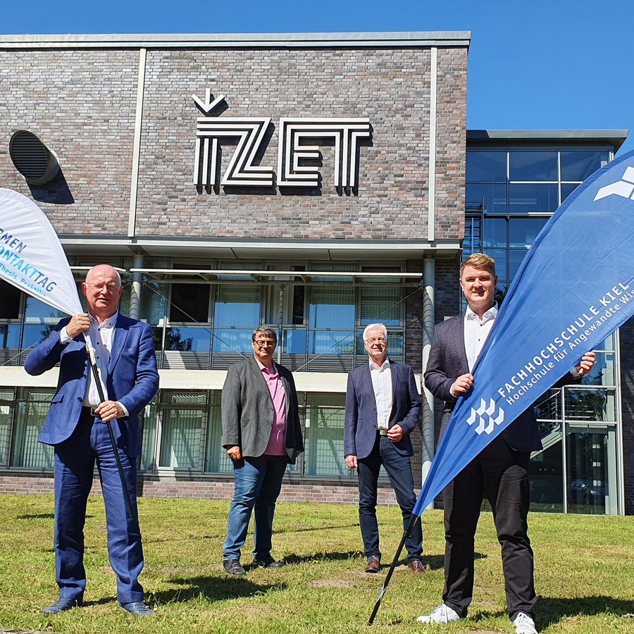 Foto: Delf Gravert/Norddeutsche Rundschau Vier Menschen vor einem Gebäude