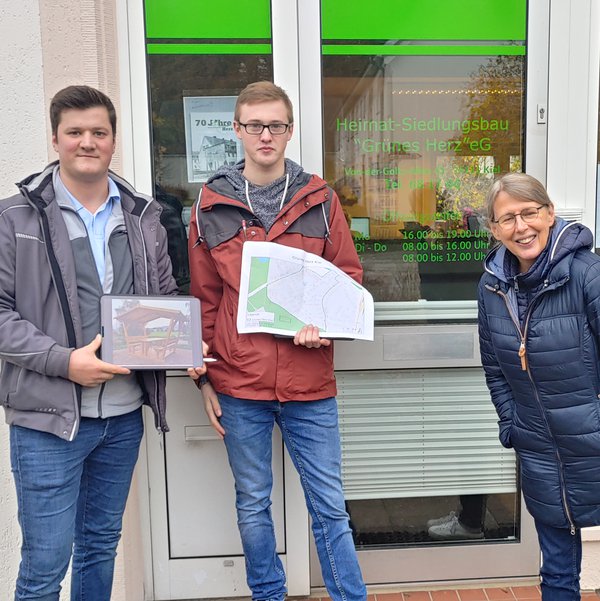 Studierende und Kursverantwortliche vorm Gemeindehaus "Grünes Herz". Foto: Leon Gehde