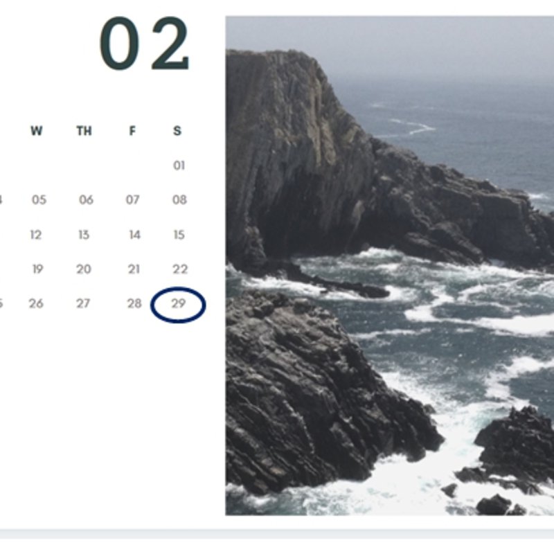 Das Bild zeigt einen Kalender, den ein Küstenmotiv ziert.