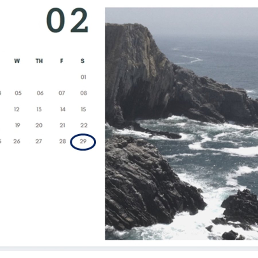 Das Bild zeigt einen Kalender, den ein Küstenmotiv ziert.