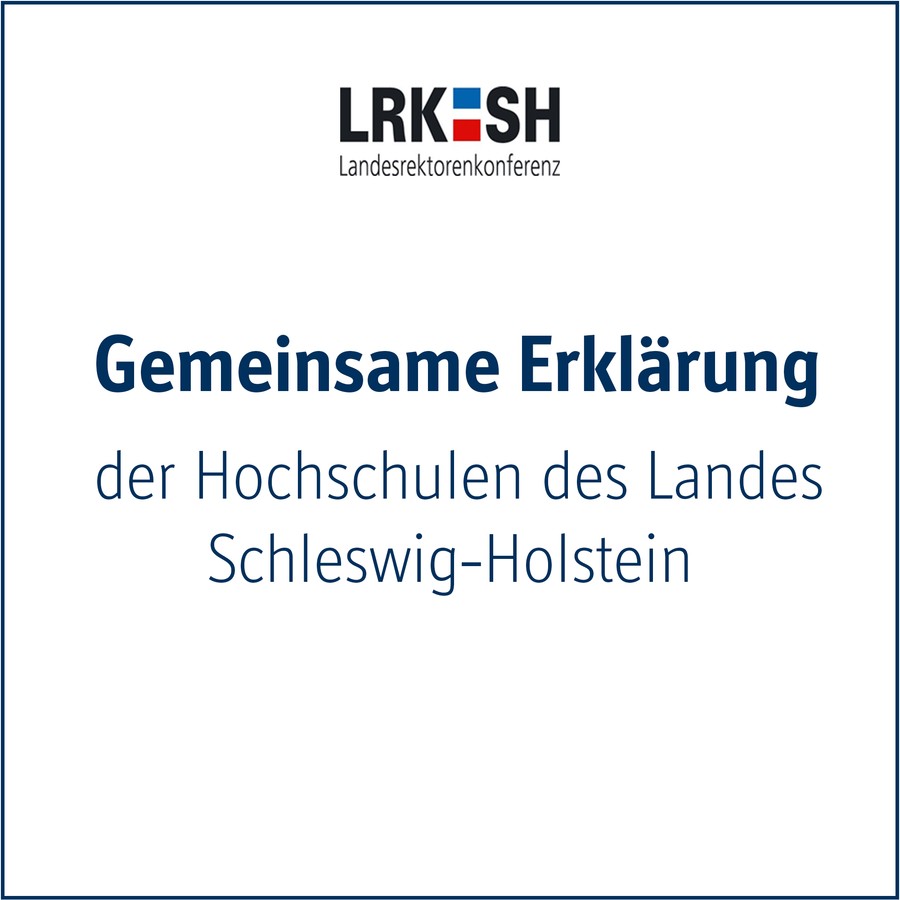 Schriftzug: Gemeinsame Erklärung der Hochschulen des Landes Schleswig-Holstein An unseren Hochschulen studieren, arbeiten und forschen Menschen aus zahlreichen Ländern dieser Erde. Gemeinsam gestalten wir den Wissenschaftsstandort Schleswig-Holstein und sind angewiesen auf die Vernetzung untereinander und mit anderen Hochschulen weltweit. Vielfalt ist ein wertvolles Gut, das wir bewahren möchten, und Offenheit ein Wert, für den wir einstehen. Die Hochschulen des Landes Schleswig-Holstein verurteilen die Pläne rechtsextremer Kräfte, Millionen Menschen zu entrechten und zu deportieren. Diese Absichten sind ein Angriff auf unsere Demokratie, unsere Grundwerte, die Würde des Menschen. Sie stellen unsere freie Gesellschaft in Frage und sind eine unmittelbare Gefahr für unser friedliches und vielfältiges Miteinander. Null Toleranz für Intoleranz! Die zahlreichen Demonstrationen der vergangenen Tage haben gezeigt, dass es in unserem Land eine immer größere Zahl von Menschen gibt, die das rassistische Menschenbild rechtsextremer Bewegungen nicht teilen. Diese Demonstrationen sind ein Zeichen gegen Hass und Hetze, Ausgrenzung und Diskriminierung, Faschismus und Rechtsextremismus sein. Es ist höchste Zeit, dass die demokratischen Kräfte des Landes ihre Stimme erheben und laut werden, um unsere Demokratie und freie Gesellschaft gegen diejenigen zu schützen, die sie einschränken oder zerstören wollen. Als demokratische Orte des Wissens bekunden auch wir unsere Solidarität öffentlich: Die Hochschulen des Landes Schleswig-Holstein stehen Seite an Seite mit allen, die sich für Menschlichkeit, Respekt und ein solidarisches Miteinander einsetzen. Als Hochschulen des Landes heißen wir Menschen willkommen, – unabhängig von Hautfarbe, Glaubensrichtung, Geschlecht, sexueller Orientierung und Herkunft. An dieser Stelle verweisen wir auch auf die Erklärung der Hochschulrektorenkonferenz, die wir ausdrücklich unterstützen. Lassen Sie uns Haltung zeigen für eine solidarische Gesellschaft, Meinungsvielfalt, Pluralismus und Diversität, und verteidigen wir gemeinsam unsere Demokratie!