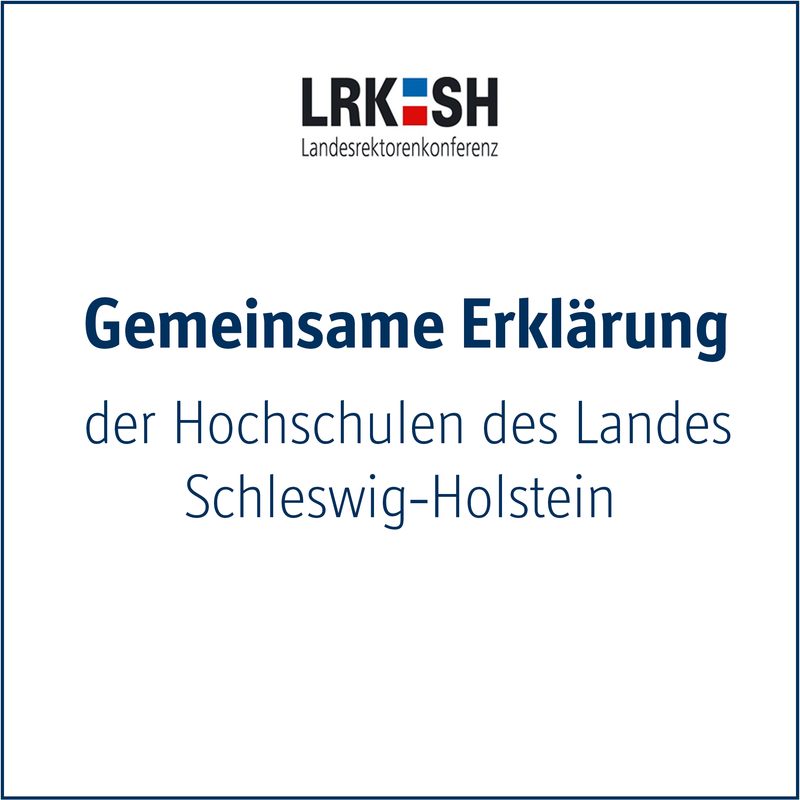 Schriftzug: Gemeinsame Erklärung der Hochschulen des Landes Schleswig-Holstein   An unseren Hochschulen studieren, arbeiten und forschen Menschen aus zahlreichen Ländern dieser Erde. Gemeinsam gestalten wir den Wissenschaftsstandort Schleswig-Holstein und sind angewiesen auf die Vernetzung untereinander und mit anderen Hochschulen weltweit. Vielfalt ist ein wertvolles Gut, das wir bewahren möchten, und Offenheit ein Wert, für den wir einstehen.   Die Hochschulen des Landes Schleswig-Holstein verurteilen die Pläne rechtsextremer Kräfte, Millionen Menschen zu entrechten und zu deportieren. Diese Absichten sind ein Angriff auf unsere Demokratie, unsere Grundwerte, die Würde des Menschen. Sie stellen unsere freie Gesellschaft in Frage und sind eine unmittelbare Gefahr für unser friedliches und vielfältiges Miteinander. Null Toleranz für Intoleranz!  Die zahlreichen Demonstrationen der vergangenen Tage haben gezeigt, dass es in unserem Land eine immer größere Zahl von Menschen gibt, die das rassistische Menschenbild rechtsextremer Bewegungen nicht teilen. Diese Demonstrationen sind ein Zeichen gegen Hass und Hetze, Ausgrenzung und Diskriminierung, Faschismus und Rechtsextremismus sein. Es ist höchste Zeit, dass die demokratischen Kräfte des Landes ihre Stimme erheben und laut werden, um unsere Demokratie und freie Gesellschaft gegen diejenigen zu schützen, die sie einschränken oder zerstören wollen. Als demokratische Orte des Wissens bekunden auch wir unsere Solidarität öffentlich:  Die Hochschulen des Landes Schleswig-Holstein stehen Seite an Seite mit allen, die sich für Menschlichkeit, Respekt und ein solidarisches Miteinander einsetzen. Als Hochschulen des Landes heißen wir Menschen willkommen, – unabhängig von Hautfarbe, Glaubensrichtung, Geschlecht, sexueller Orientierung und Herkunft. An dieser Stelle verweisen wir auch auf die Erklärung der Hochschulrektorenkonferenz, die wir ausdrücklich unterstützen.   Lassen Sie uns Haltung zeigen für eine solidarische Gesellschaft, Meinungsvielfalt, Pluralismus und Diversität, und verteidigen wir gemeinsam unsere Demokratie!