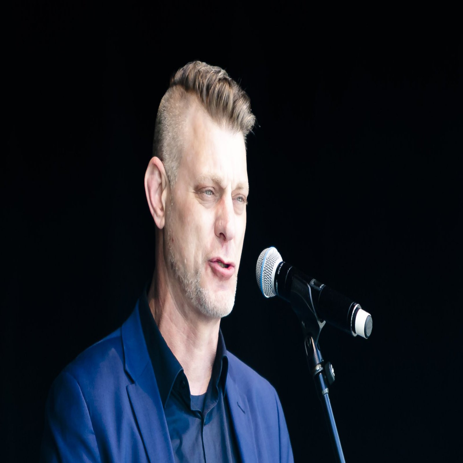 Ein Geschenk: Einen Slam-Text auf die Fachhochschule performte Slammer Björn Högsdal. Foto: Molter