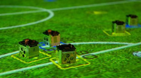 Ein miniatur Fussballfeld, versehen mit mehreren Sensoren, die ein Spiel ermöglichen.