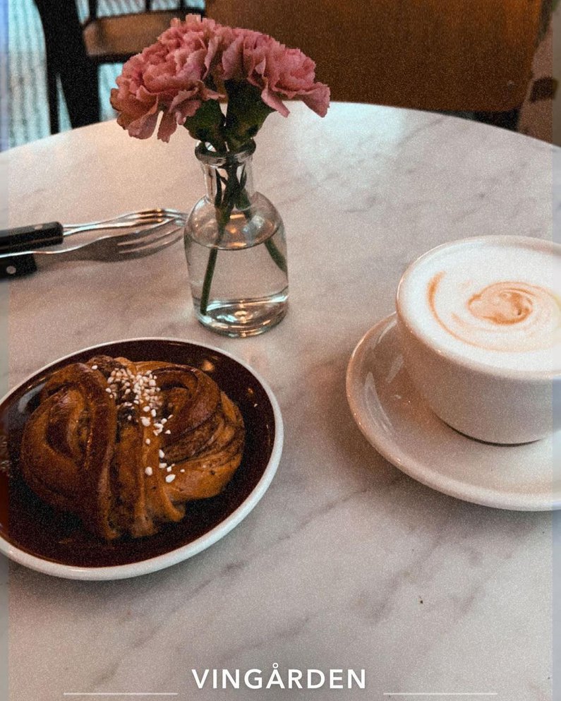 Ein Cafébesuch mit Heißgetränk und einer Zimtschnecke