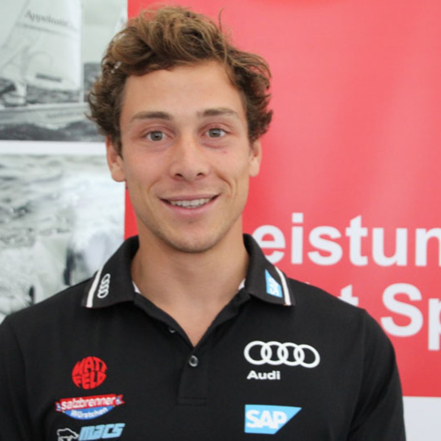 Segler Thomas Plößel Segler Thomas Plößel vor einem Banner in der Fachhochschule Kiel