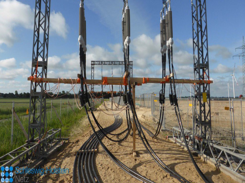 Auf einer Baustelle werden Hochspannungsleitungen verlegt.