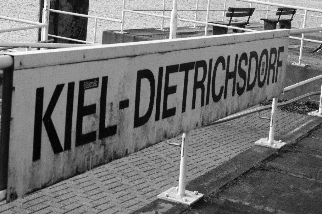 Ein Schwarz-Weiß-Bild des heutigen Fähranlegers "Kiel-Dietrichsdorf".