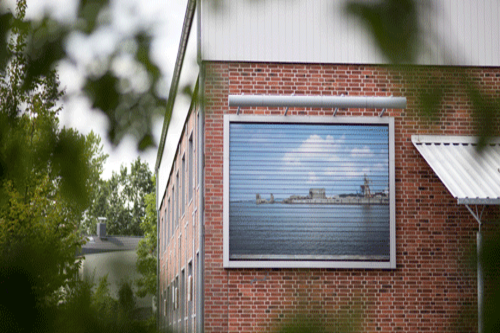 Lamelenbild an der Wand des Mensagebäudes