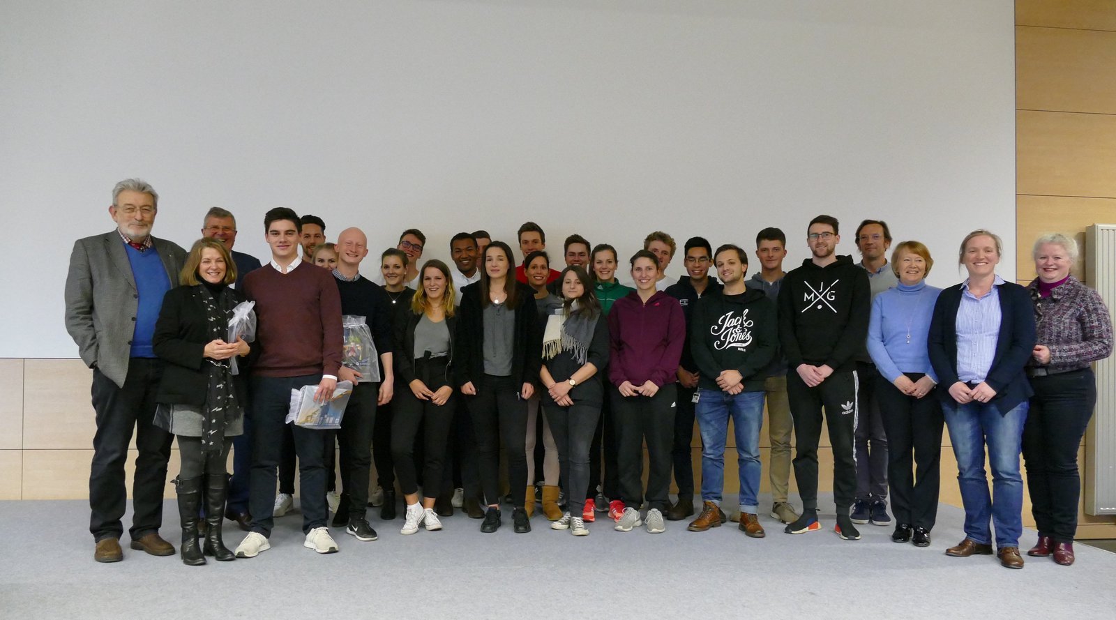 Die Sieger*innen des Moduls "Capstone" 18/19 durften ihre Ideen vor ihren Dozierenden, den Fachjuror*innen und zwei Vertretern der studentischen Unternehmensberatung Uniconsult präsentieren. Foto: Königs