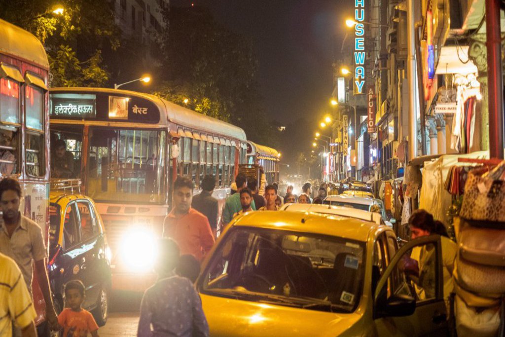Eine prall gefüllte Straße in den Abendstunden.