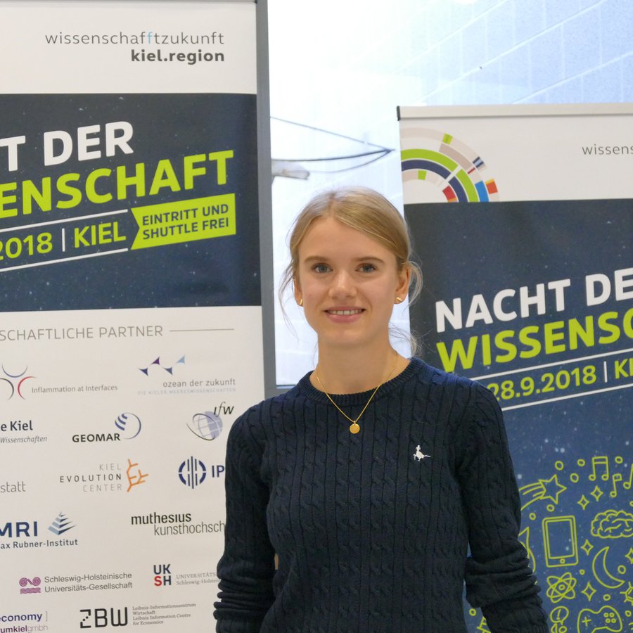 Frau vor Plakaten zur IDW