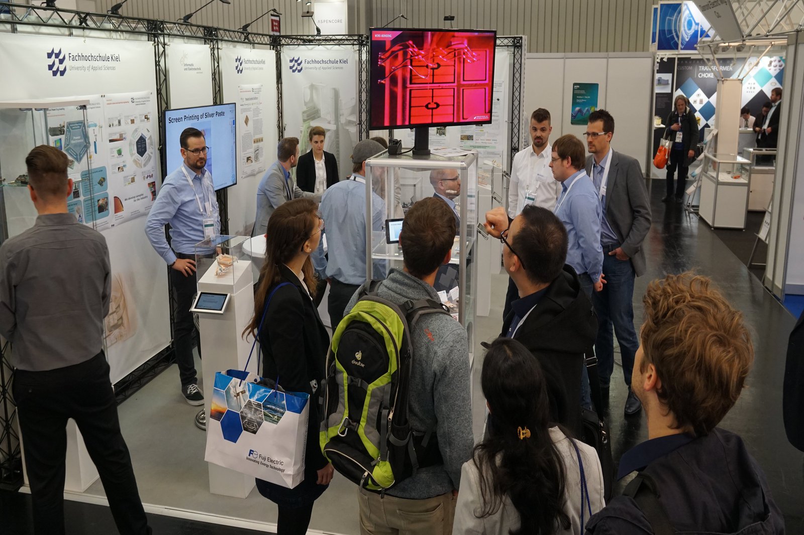 Der Stand der Fachhochschule Kiel stieß auf großes Interesse bei den Besuchern. Foto: Nils Nageler