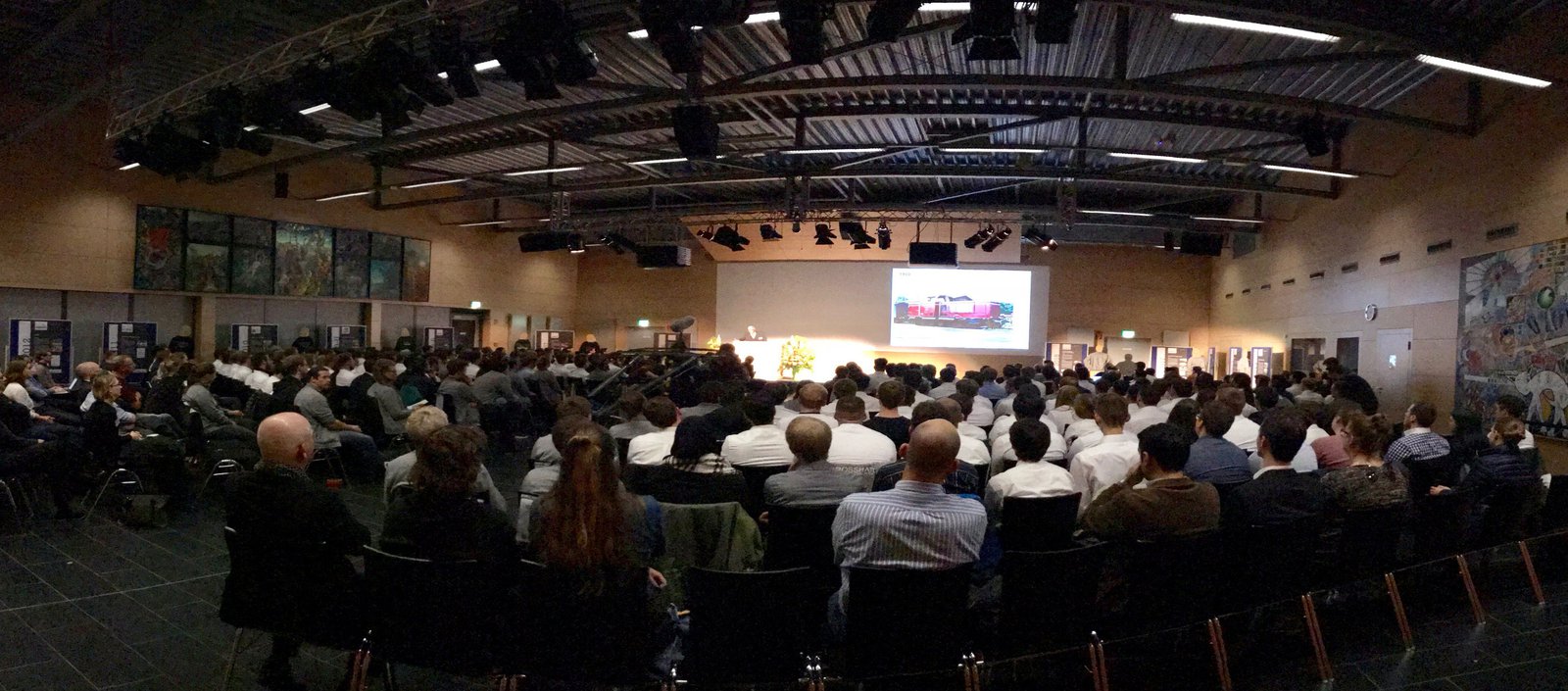 Alle Reihen eines Publikums, aufgenommen aus dem Hintergrund.