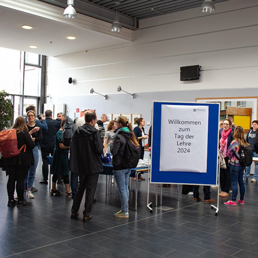 Tag_der_Lehre_2024a Blick ins Foyer des Audimax an der FH Kiel am Tag der Lehre