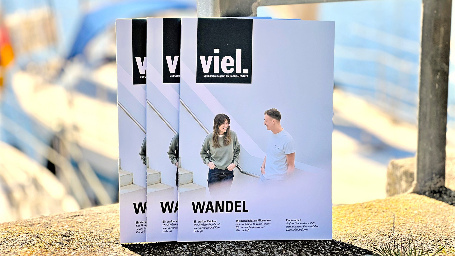 Mehrere aufgestellte Hefte der Ausgabe 1/2026 des Campusmagazins viel. am Yachthafen fotografiert.
