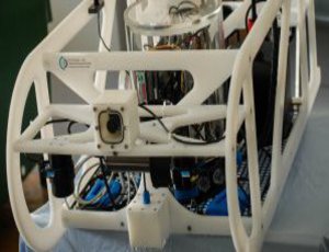 Eine Maschine in weißem Kunststoffrahmen steht auf einem Tisch.