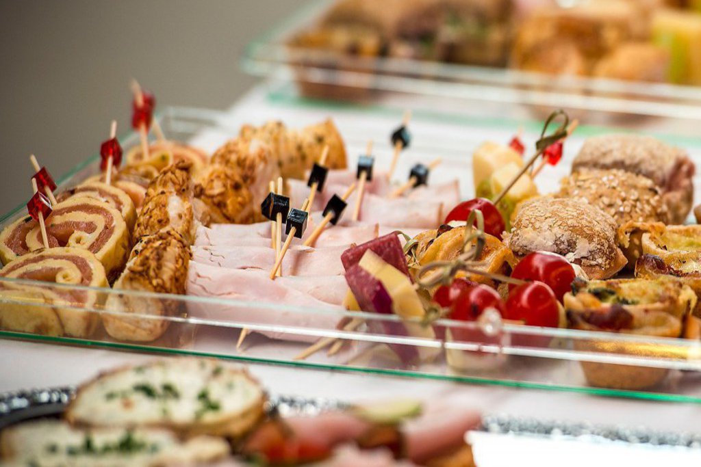 Eine Schale mit leckeren Häppchen.