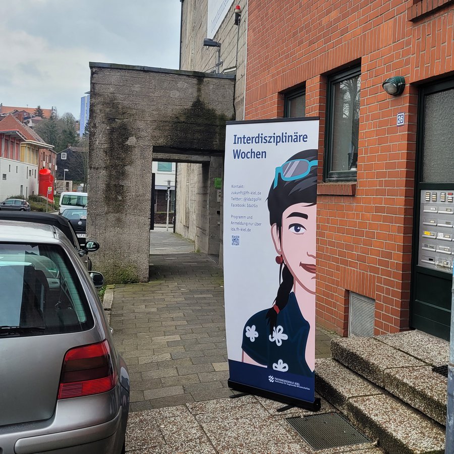 Ein Hauseingang mit einem Banner