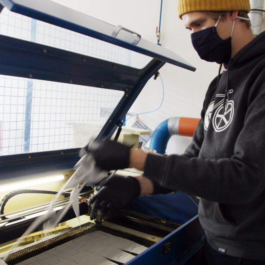 Reimar Zech nimmt die fertigen Masken aus dem Lasercutter. Foto: Kuhn