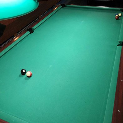 Bild eines Billiardtisches mit zwei übrig gebliebenen Kugeln