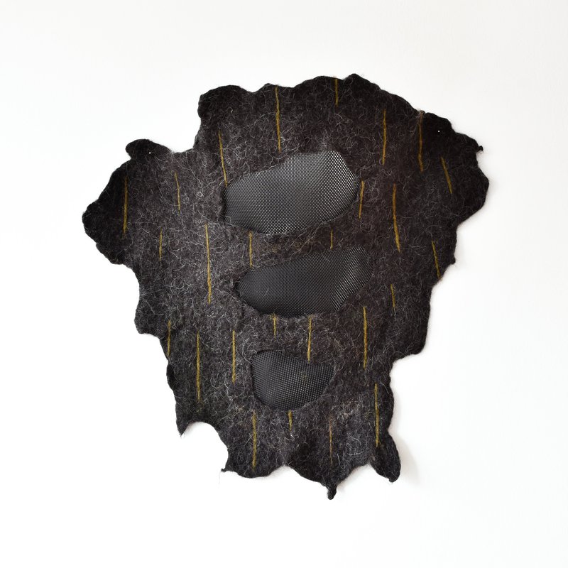 DSC_0627_abgewedelt Look at me, 2023, Wolle, Mesh, 60x55x15 cm, Foto: Katja Windau