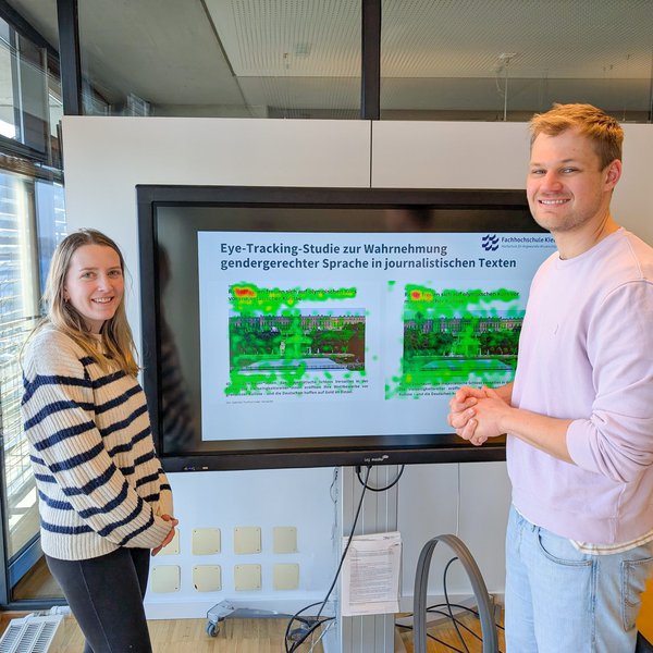 Philine von Krosigk und Max Mertens zeigen die Ergebnisse ihrer Eye-Tracking Untersuchung. Philine von Krosigk und Max Mertens zeigen die Ergebnisse ihrer Eye-Tracking Untersuchung.