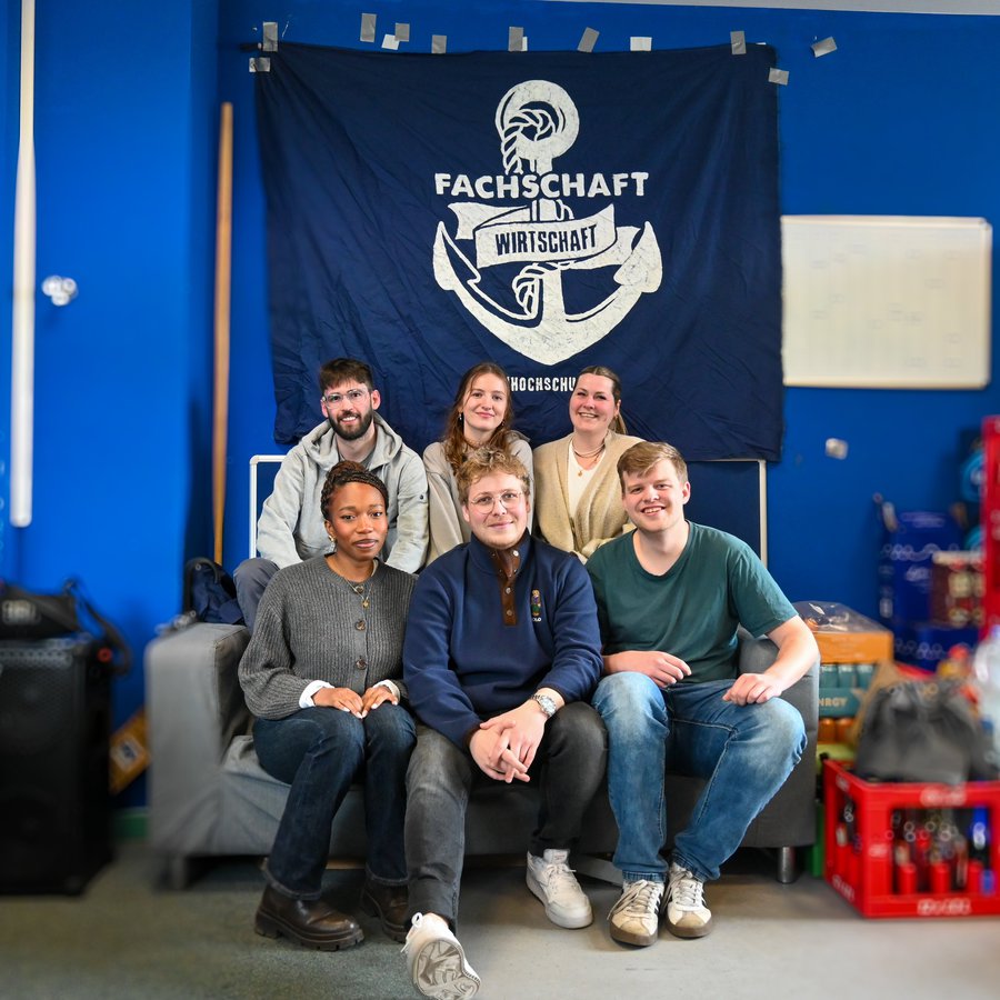 Sechs MItglieder der Fachschaft Wirtschaft sitzen auf einem Sofa.