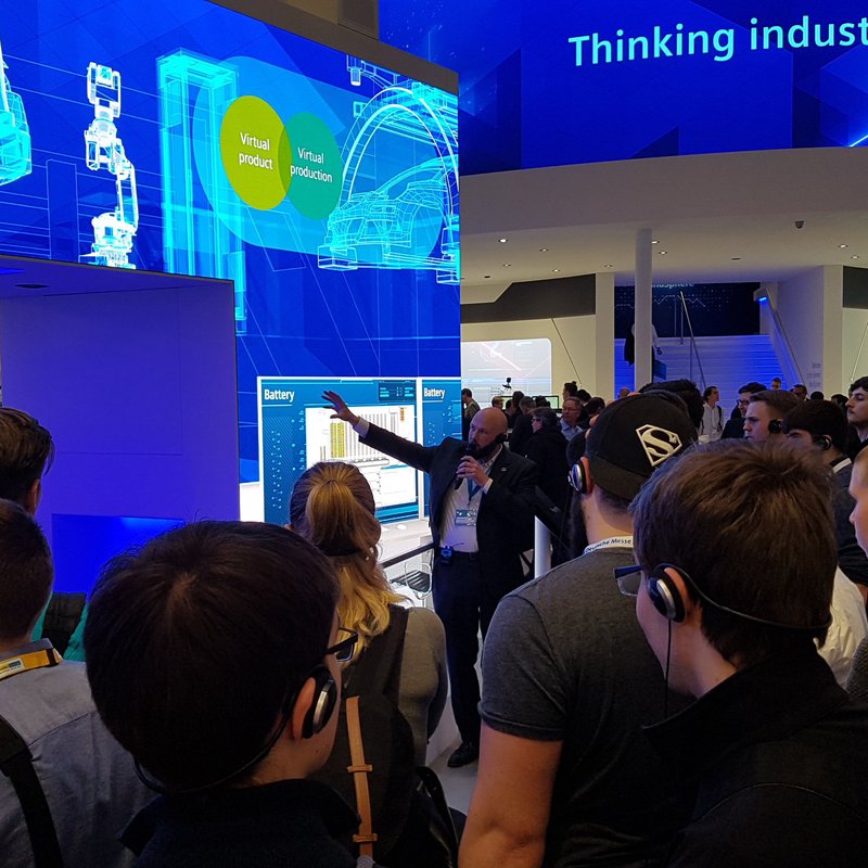 Menschenmenge sieht sich Präsentation an