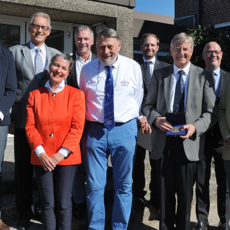 Prof. Dr. med. Ulrich Pulkowski, Prof. Dr. Wolfgang Huhn, Prof. Dr. Kathrin Günther-Schimmelpfennig, Prof. Dr. Ulrich Herms (hinten), Prof. Dr. Gerhard Waller, Prof. Dr. Tobias Breitling (hinten), Dr. Frank Boller, Prof. Dr. Wolfgang Bauchrowitz (hinten), Prof. Dr. Udo Beer vorm Audimax