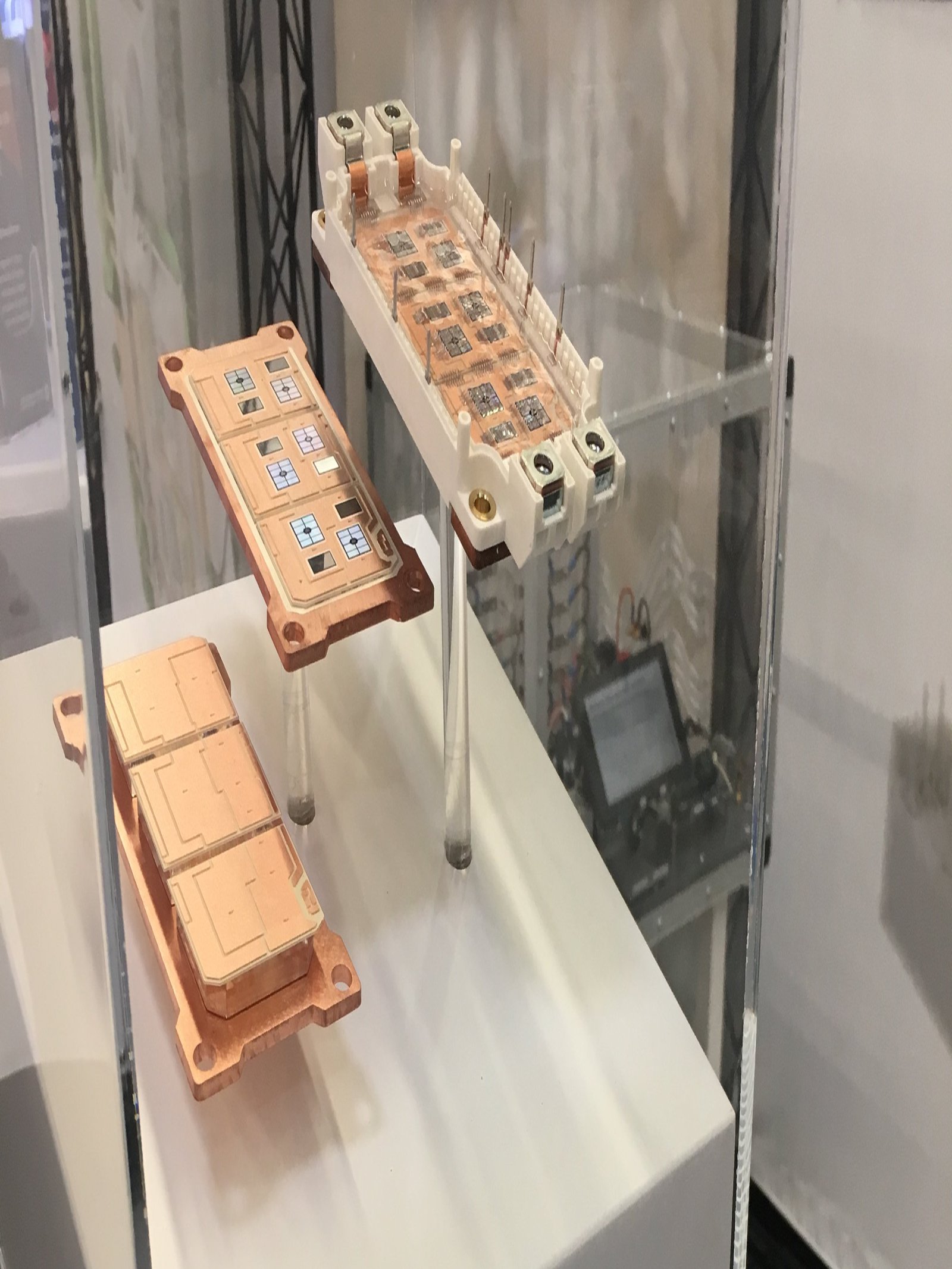 Mini-Tablets dienen als „Infoschild“ für attraktiv inszenierte Hardware aus den Forschungsprojekten. Foto: Nils Nageler