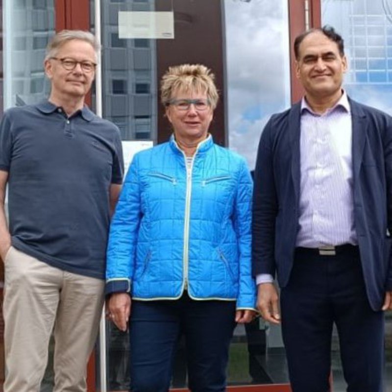 Menschen vor einem Gebäude