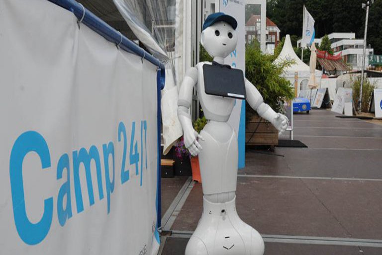 Ein Roboter steht vor dem Eingang eines Pavillons.