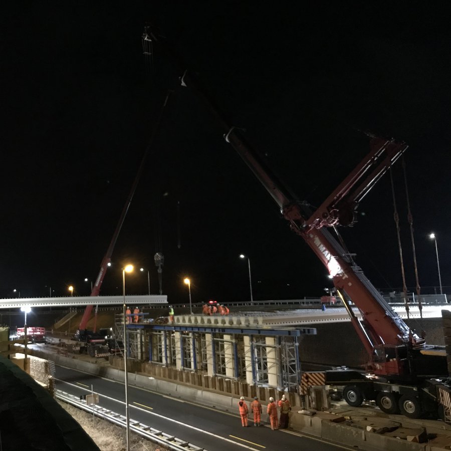 Eine Brückenbaustelle bei Nacht