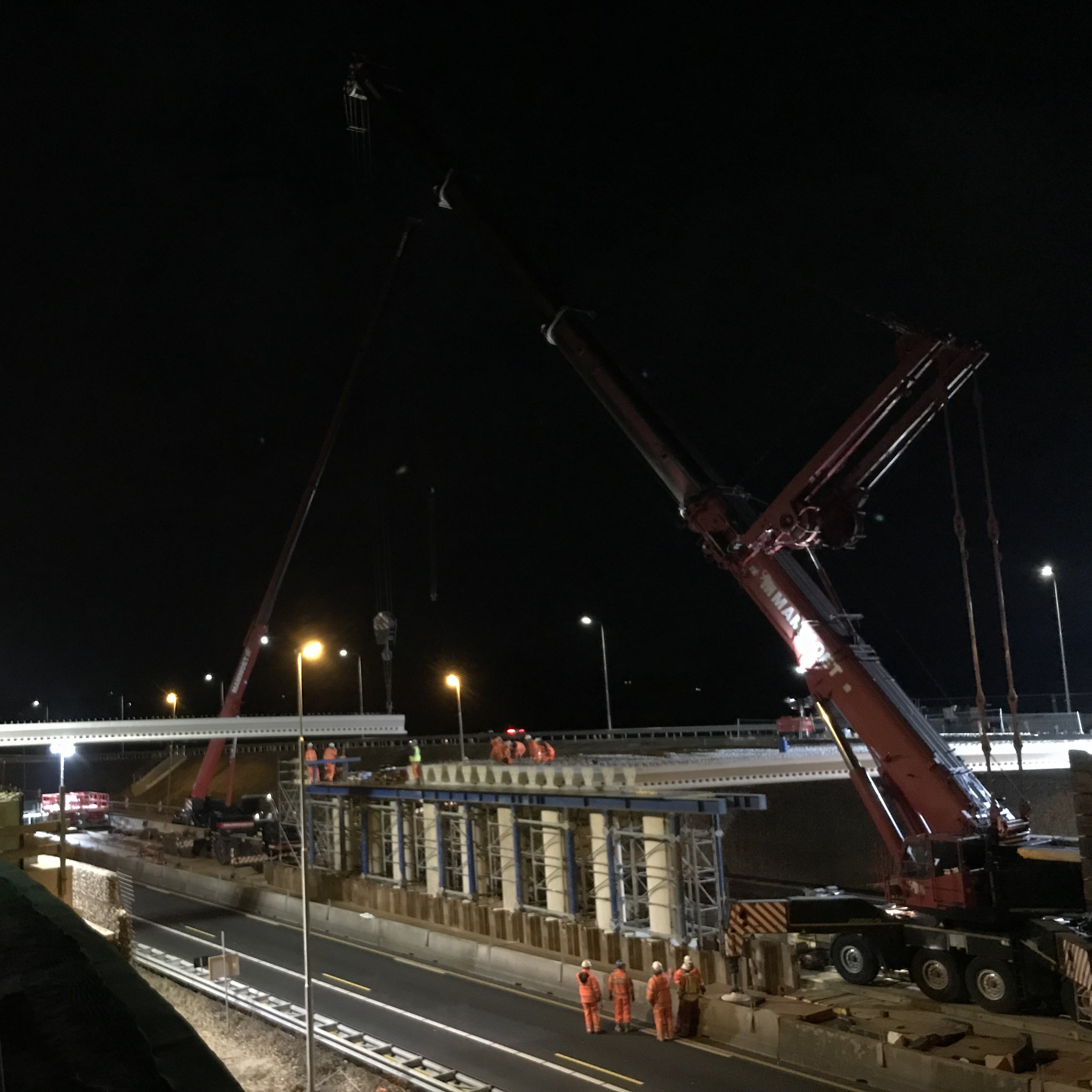 Eine Brückenbaustelle bei Nacht