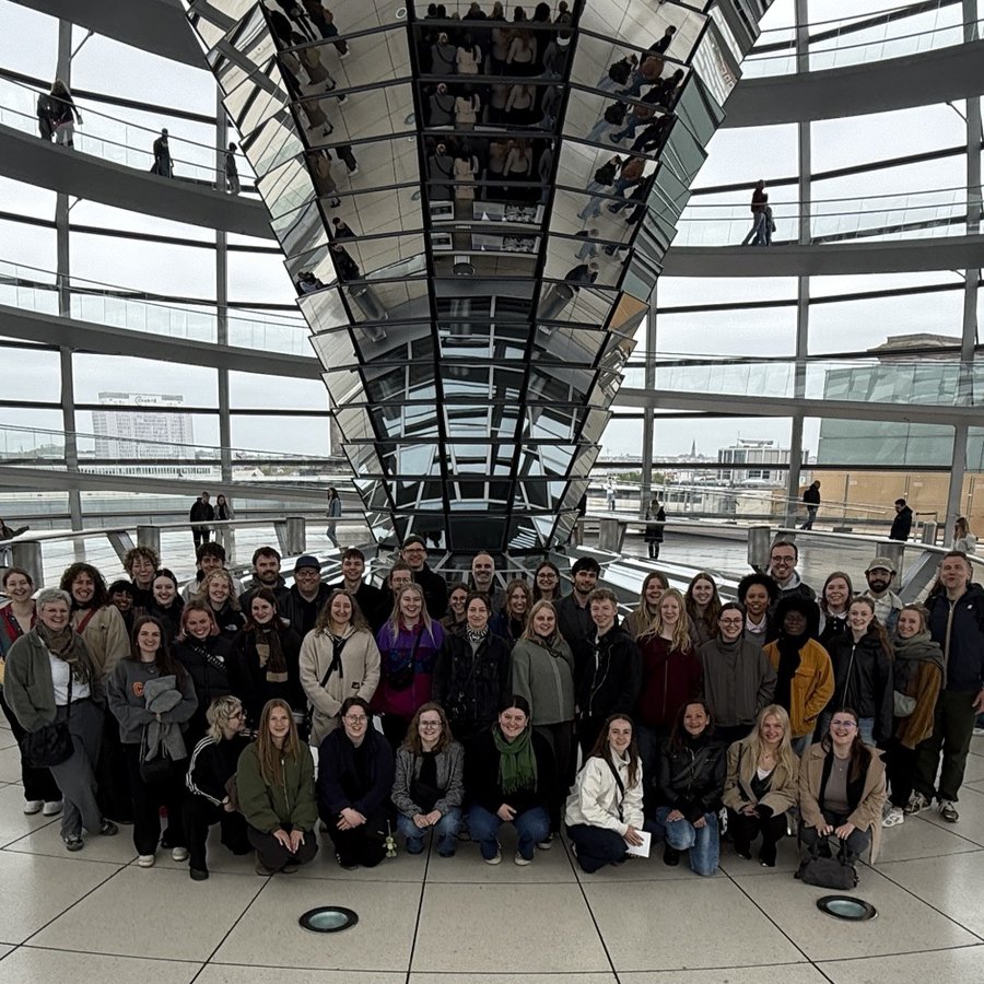 eine Gruppe Studierender der Sozialen Arbeit steht in der Kuppel des Bundestags