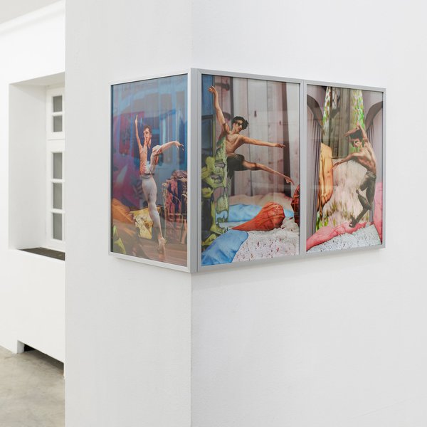 Bunker 02-©simonvogel_030 Ansicht von drei Arbeiten der Serie Body Options I von Mateusz Dworczyk in einer Galerie