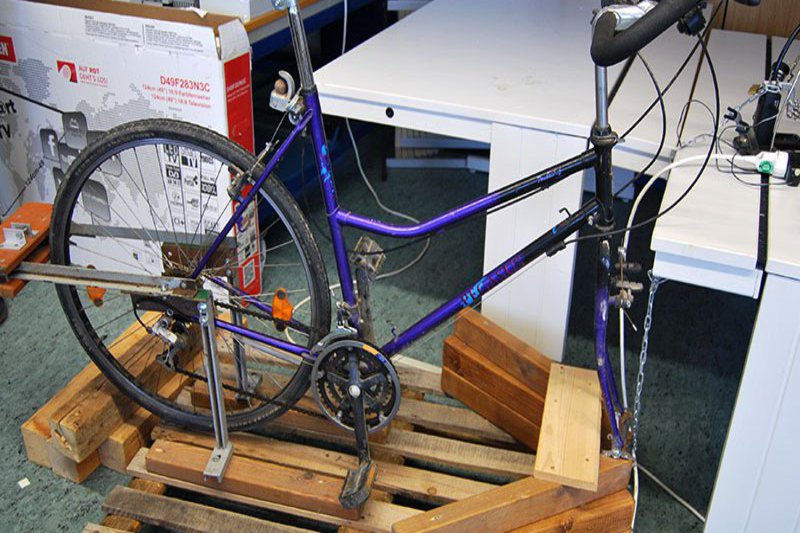 Prototyp Energiefahrrad Der Prototyp des Energiefahrrads in einem Labor des Fachbereichs Informatik und Elektrotechnik
