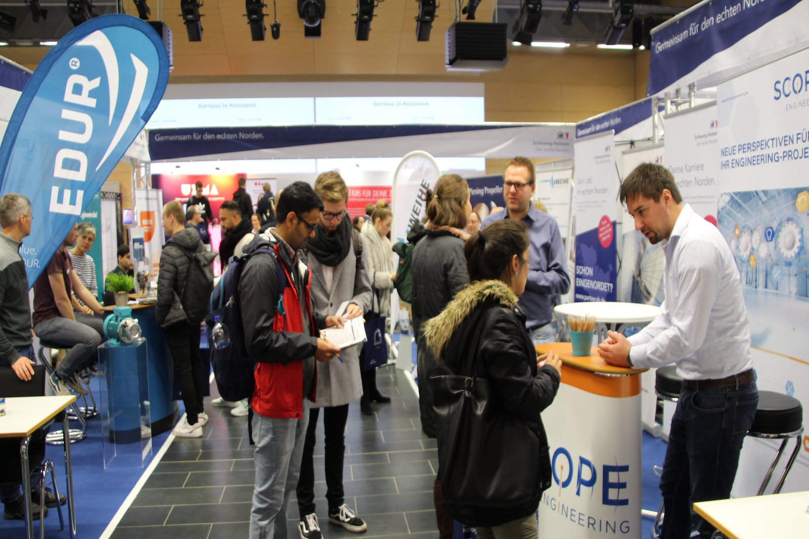 Reichlich Raum für Gespräche: Der enge Austausch zwischen Unternehmen und Studierenden steht beim Firmenkontakttag im Vordergrund. Foto: Lennard Worobic