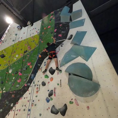Die Kletterwand beim Unisport von unten fotografiert