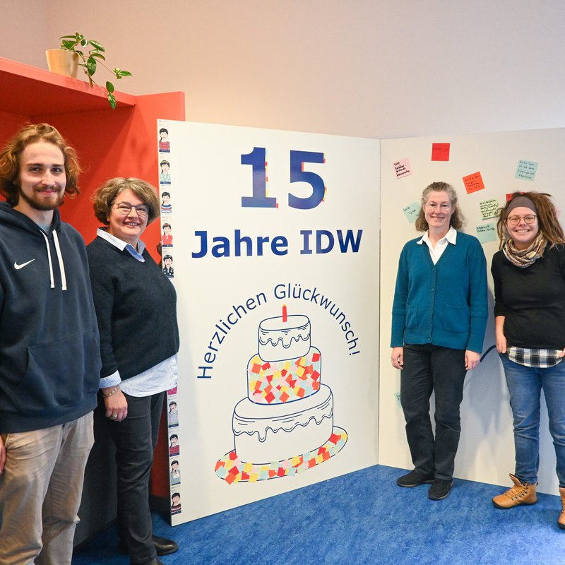 Feiern gemeinsam 15 Jahre IDW: Mathes Borchert, Prof. Dr. Ruth Boerckel, Dr. Christiane Metzger und Juliane Möhring (v. l. n. r.).